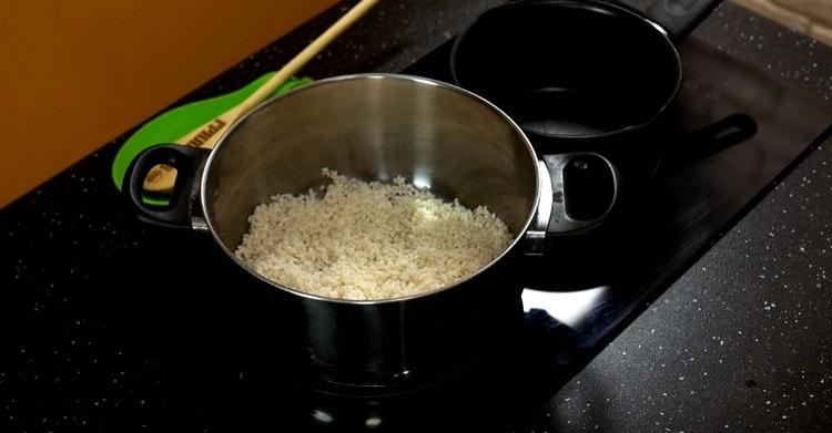 Laitamme riisiä liedelle, lisäämme vettä.