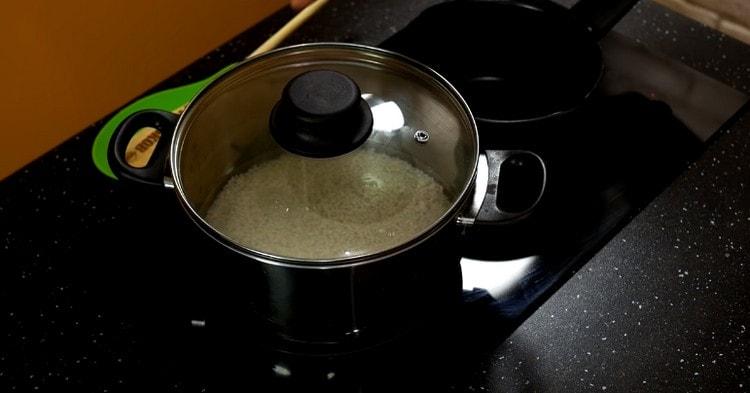 Μαγειρέψτε το ρύζι κάτω από το καπάκι χωρίς να το ανοίξετε.