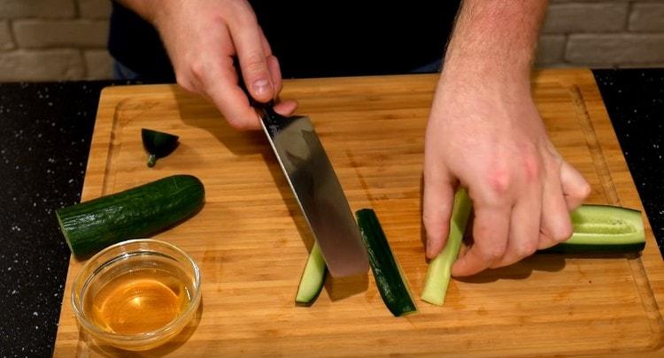Нарежете краставицата наполовина, отстранете частта, в която има семена.
