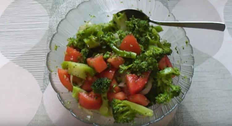 Ang pag-aplay ng broccoli salad ay handa na.