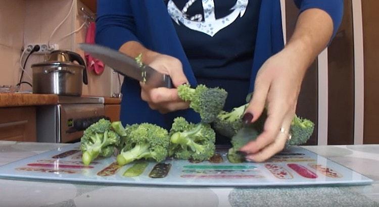 Dividiamo il cavolo broccoli in infiorescenze.