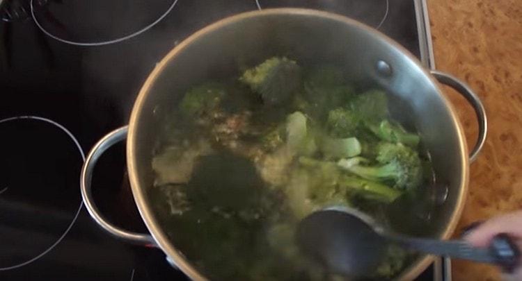 Brokkoli-Blütenstände 3-4 Minuten kochen, Salzwasser kochen.