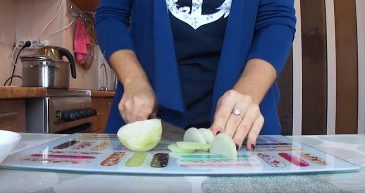 κόψτε τα κρεμμύδια σε λεπτά μισά δακτυλίους.