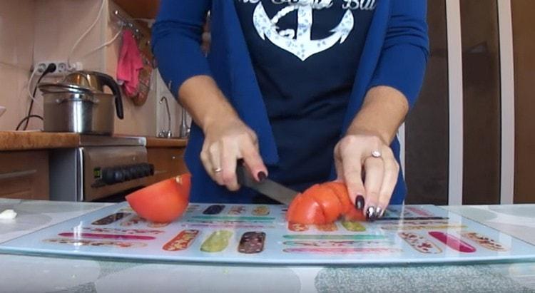 يقطع الطماطم.
