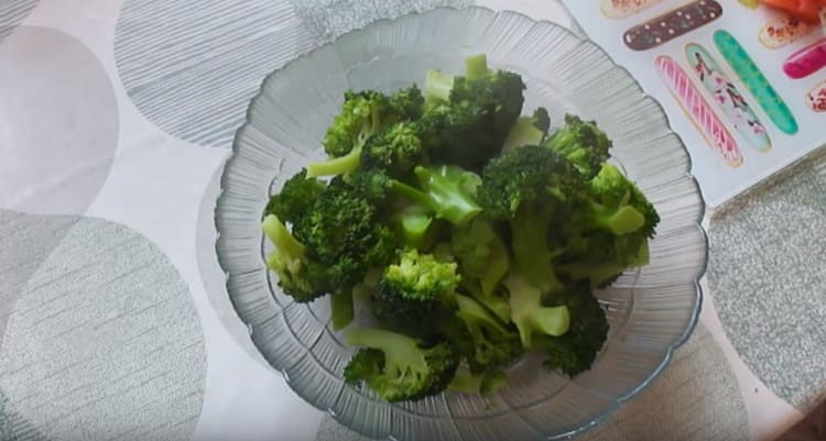 Brokkoli in einer Salatschüssel verteilen, vollständig abkühlen lassen.