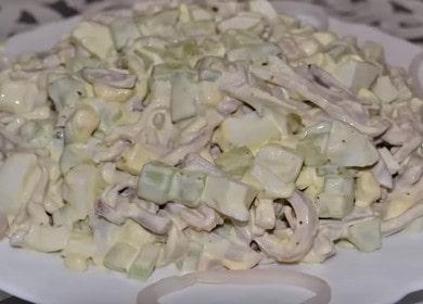 Valmistamme herkullisen ja kevyen kalmari-salaatin kurkulla ja munalla vaiheittaisen kuvan reseptin mukaisesti.