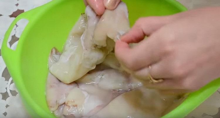 Malinis ang mga squid ng chitin plate at pelikula.