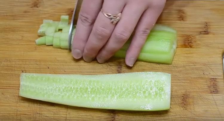 Kaulą supjaustykite šviežiu agurku.