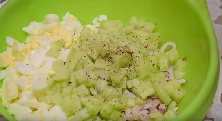 A saláta tálba egyesítjük az összes apróra vágott összetevőt, sót, borsot.
