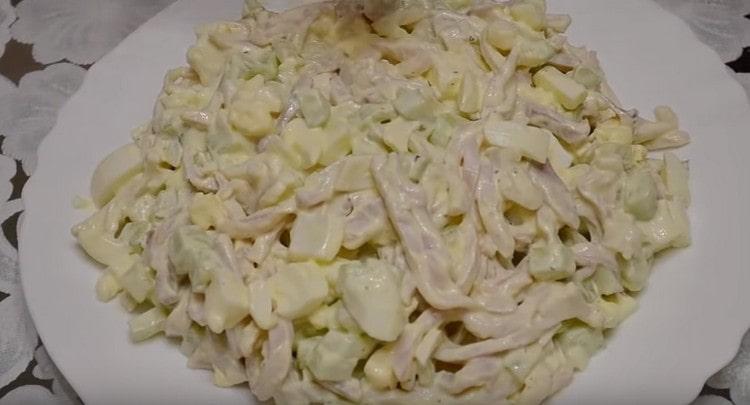 Öltözzön fel a tintahal salátát uborkával és tojással majonézzel, keverjük össze és tálaljuk.