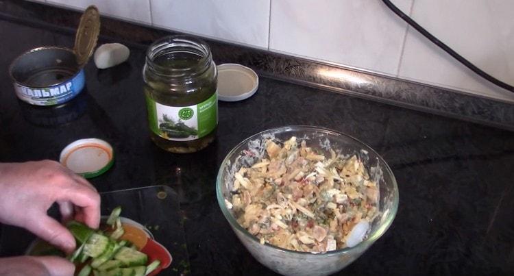 Tritare finemente il cetriolo fresco e aggiungerlo all'insalata.