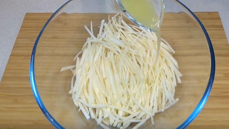 Druhá polovina celeru je také marinovaná v citronové šťávě.