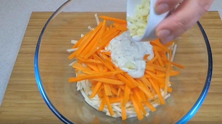 Do celeru přidejte mrkev, zbývající omáčku a česnek.