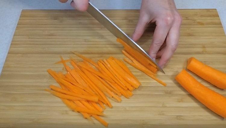 Agurką ir morkas supjaustykite plonomis juostelėmis.