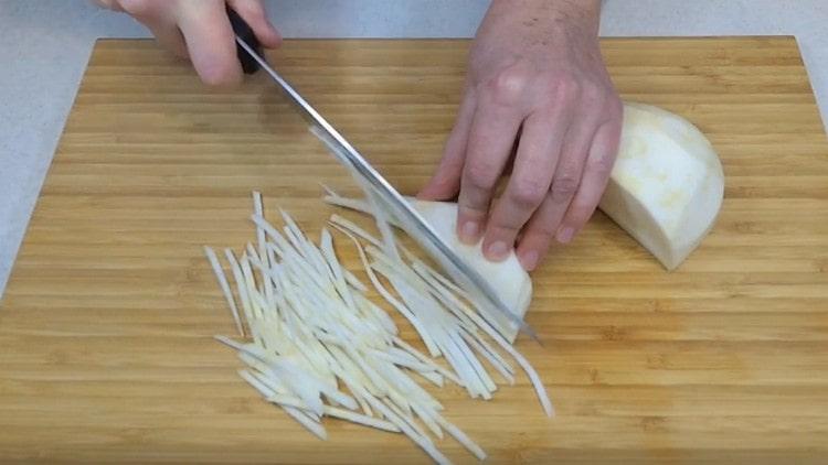 κόψτε τη ρίζα σέλινου με τις ίδιες λεπτές λωρίδες.