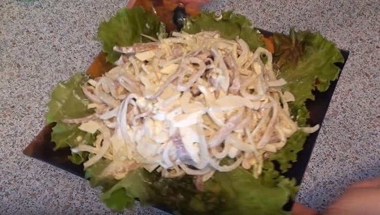Ang aming simple at masarap na pusit na salad ay handa na.