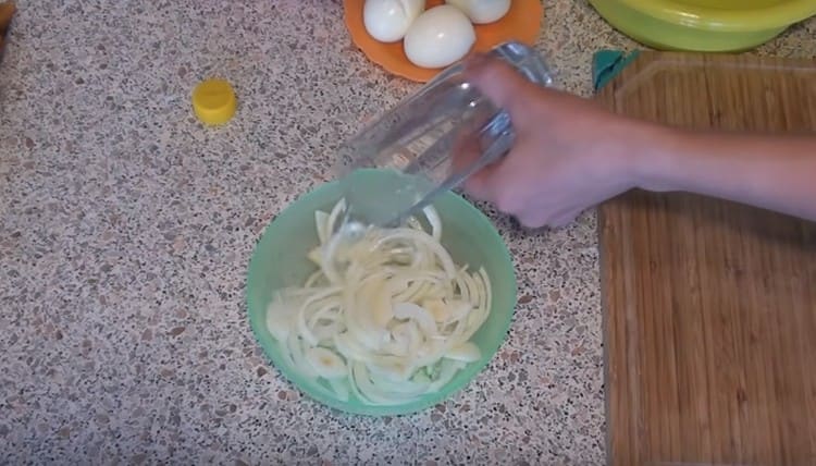 Versare la cipolla con acqua e aceto.