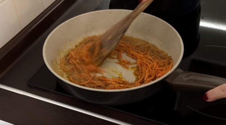 Разстиламе моркови в корейски стил в олио с подправки.