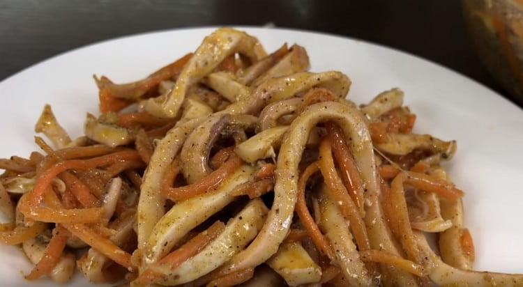 Un'insalata del genere con calamari e carote coreane sarà appropriata sia sul tavolo festivo che su quello quotidiano.