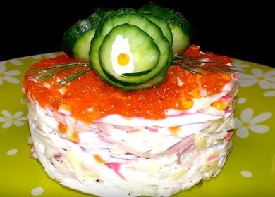Prepariamo una deliziosa insalata con calamari e bastoncini di granchio secondo una ricetta passo-passo con una foto.