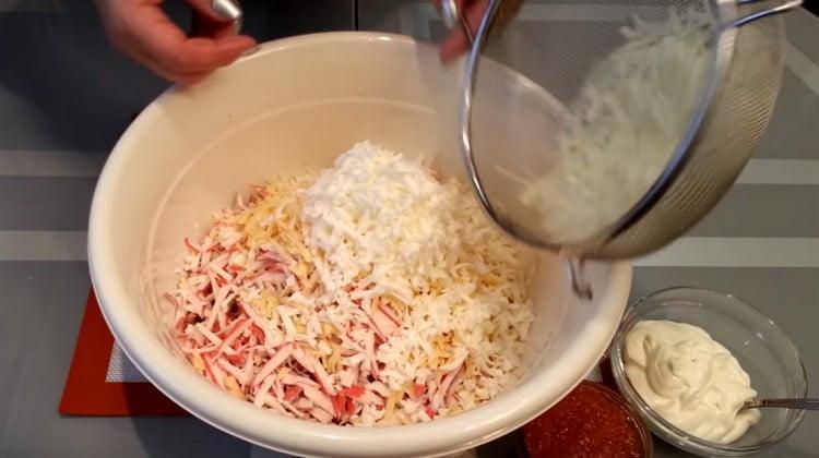 Įmeskite svogūną į sietą ir taip pat įpilkite į salotas.