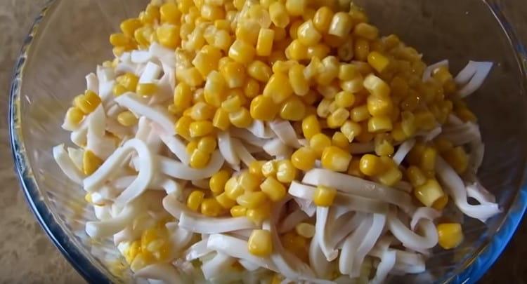 Į salotas įpilkite konservuotų kukurūzų.