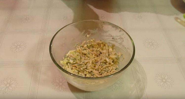 Ravitseva salaatti kalmarilla ja munalla on valmis.