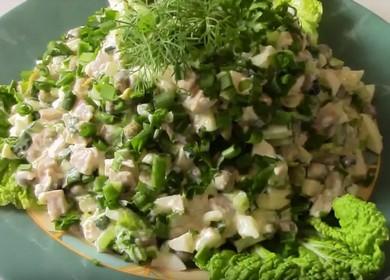 Prepariamo una deliziosa insalata con calamari, uova e cetrioli secondo una ricetta passo-passo con una foto.