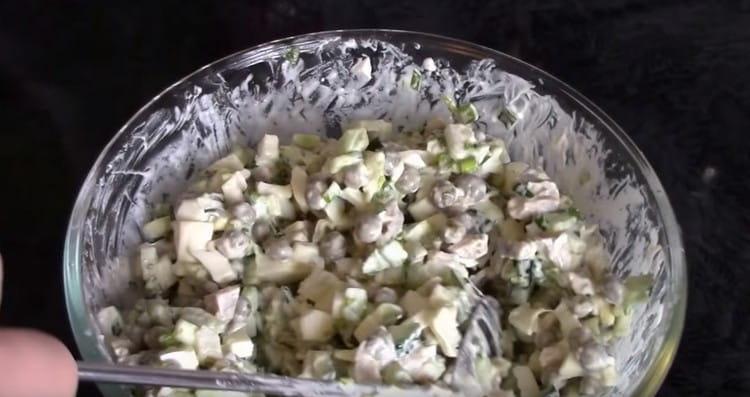 Mescolare la nostra insalata con calamari, uova e cetrioli e servire.