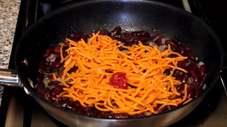 Добавете корейски моркови и доматено пюре в тигана.
