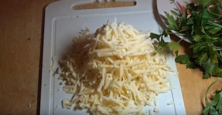настържете сиренето.