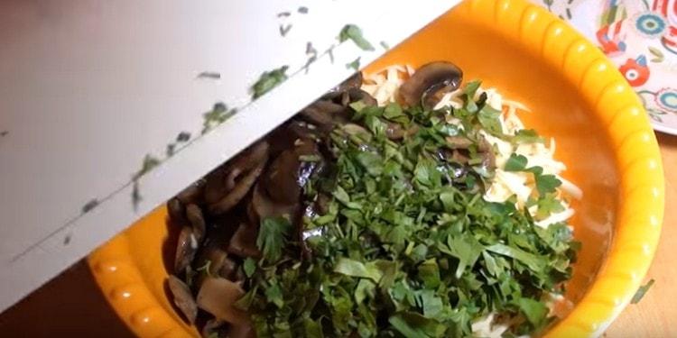 В купа със скариди и лук добавете гъби, сирене, нарязана зелена.