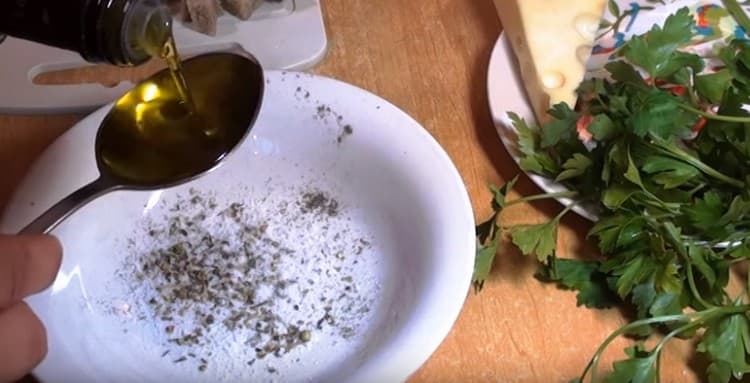 In einer Schüssel provenzalische Kräuter, Salz und Olivenöl mischen.