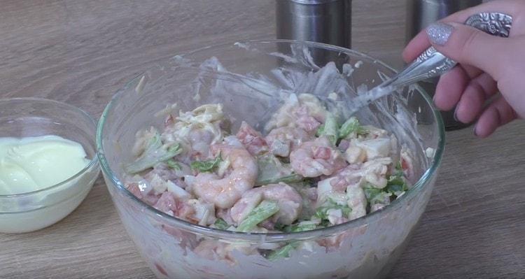 Ang isang simple at bibig-pagtutubig na hipon salad ay handa na.