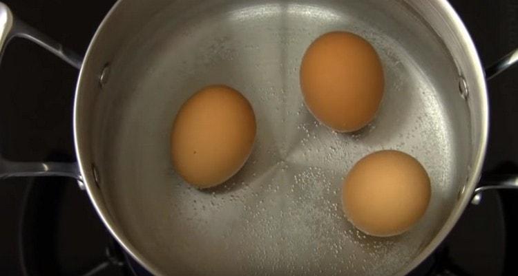 تغلي البيض المسلوق الصلب