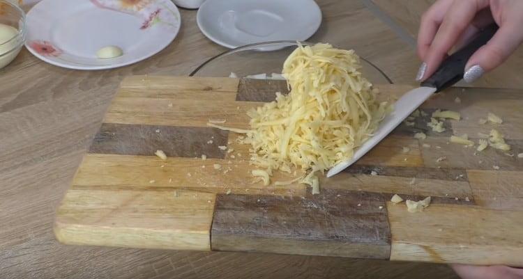 Tre formaggio grattugiato e aggiungere all'insalata.