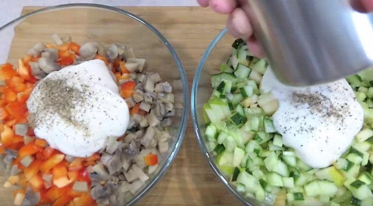 Condire le insalate con maionese, condire con sale e pepe.