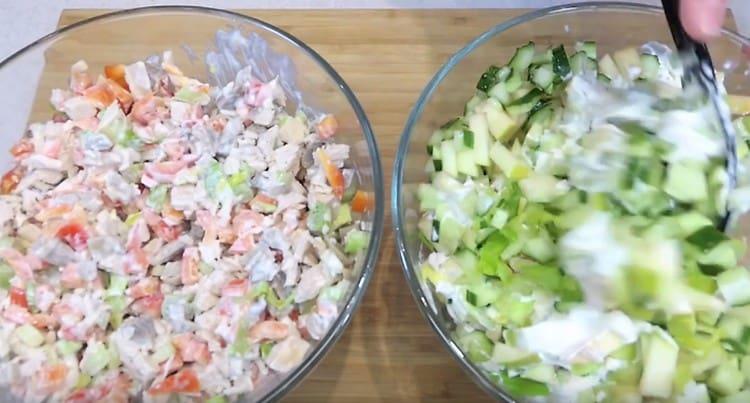Ανακατέψτε τις σαλάτες.