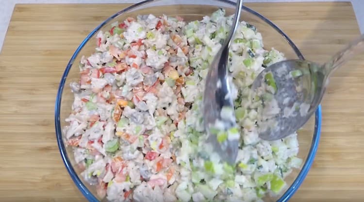 βάλτε μια εκδοχή της σαλάτας στο ένα μισό του πιάτου και το άλλο στο δεύτερο.
