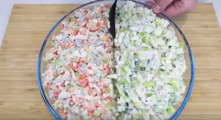 Con un cucchiaio facciamo un piccolo solco tra due tipi di insalata.
