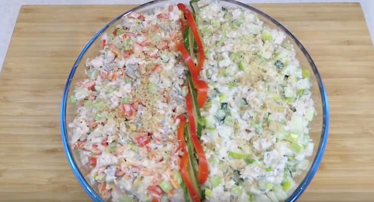Cospargi entrambi i tipi di insalata con noci tritate.