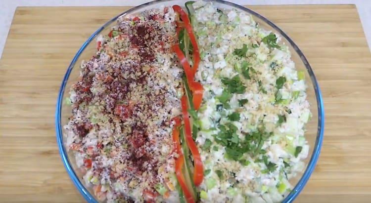 Cospargere l'insalata di peperoni con la paprika e quella con il cetriolo, decorare con erbe tritate.