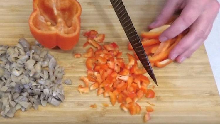 κόψτε το πιπέρι σε ένα μικρό κύβο.