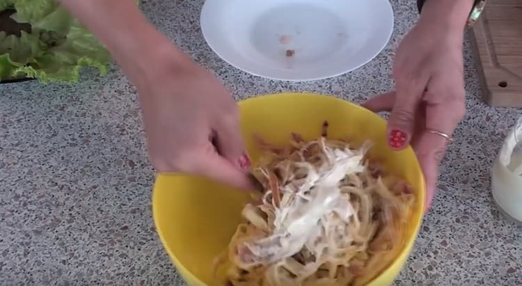In una ciotola uniamo i componenti, mescoliamo con l'aggiunta di maionese all'aglio.