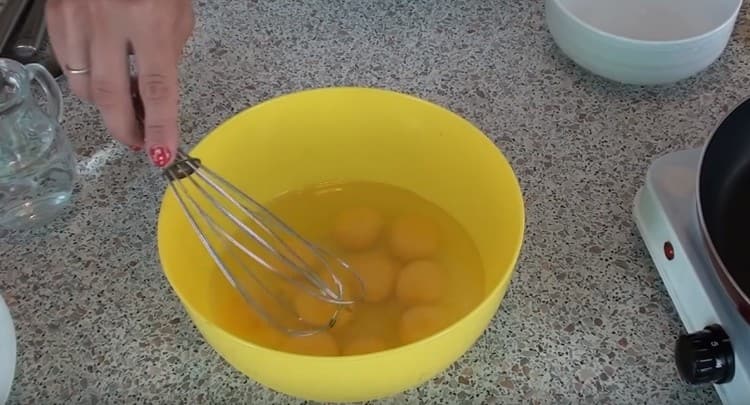 Sbattere 10 uova con una frusta.