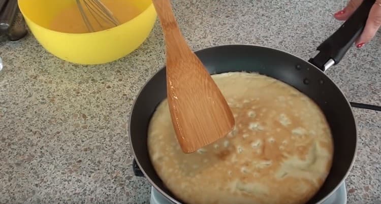 Kiekvienas omleto blynas kepamas iki rudos spalvos iš abiejų pusių.