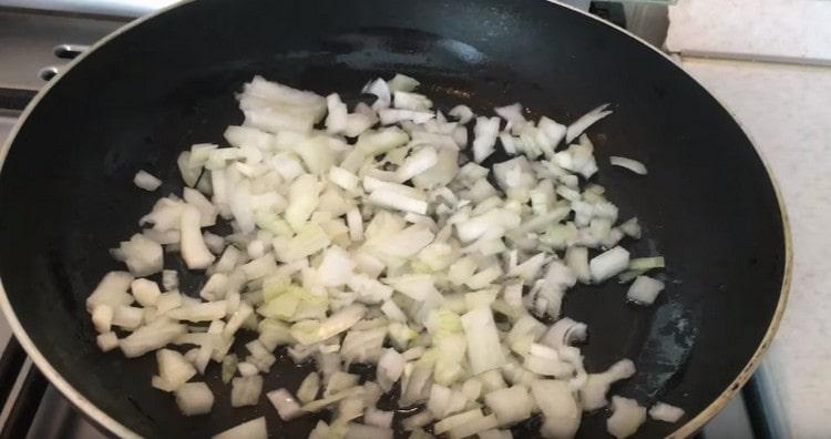 Separatamente, friggere le cipolle in una padella fino a quando diventano morbide.