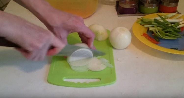 tagliare le cipolle a semianelli.