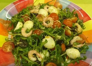 Prepariamo una deliziosa insalata con rucola, gamberi e pomodorini secondo una ricetta passo-passo con una foto.