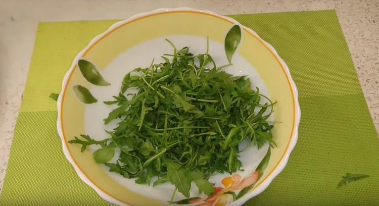 Helyezze a mosott sült saláta kitûnõ tálra.